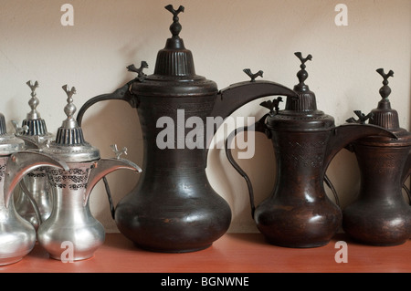 Traditionelle türkische Kaffeekannen in einem Geschäft in der Nähe von den Kupfermarkt Gaziantep-Türkei Stockfoto