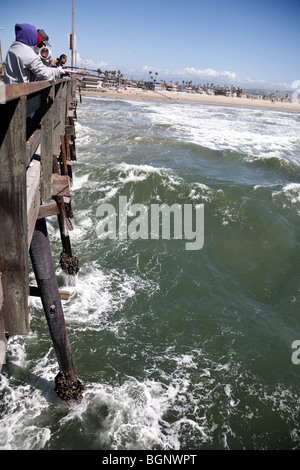 Angeln auf Newport Pier, Newport Beach, Kalifornien, USA Stockfoto