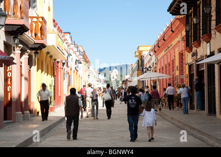 Fußgängerzone Straße Real de Guadalupe. San Cristóbal de Las Casas, Chiapas, Mexiko. Stockfoto