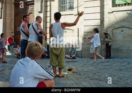 Arles, Frankreich, Medium Crowd People, Junge Erwachsene Gruppe von Männern, die Musik auf Street Performance in Center City spielen, Jungs, Looking, Sommerferien Spaß, Kinder beobachten Darsteller Stockfoto