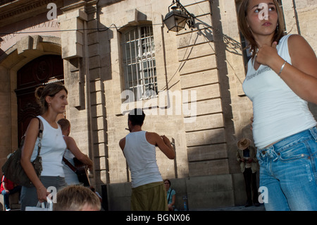 Arles, Frankreich, junge Erwachsene Männer Musizieren auf Straße in der Mittelstadt, Kunstfestival Stockfoto