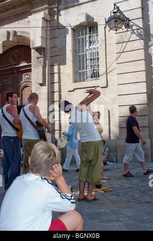 Arles, Frankreich, Junge Erwachsene Männer spielen Musik auf Street Performance in Center City, Kids im Publikum, Musikfestival sitzen, Kinder beobachten Künstler Stockfoto