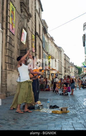 Arles, Frankreich, junge Erwachsene Männer spielen Jazzmusik auf der Straße in der Innenstadt, Stockfoto