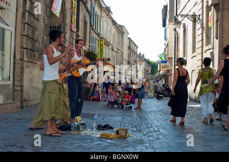 Arles, Frankreich, Crowd People, Junge Erwachsene Männer spielen Musik auf der Straße in Center City, Gruppe von Teenagern, die spazieren gehen Stockfoto