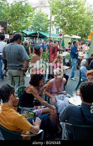 Arles, Frankreich, große Menschenmengen, die Getränke auf der Terrasse des French Bar Cafe in Center City teilen, Street Terrace, Junge Erwachsene im Urlaub Stockfoto