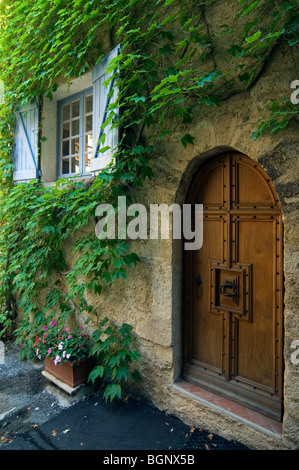 Altes Haus abgedeckt in Schlingpflanze in Moustiers-Sainte-Marie, Provence, Alpes-de-Haute-Provence, Provence-Alpes-Côte d ' Azur, Frankreich Stockfoto