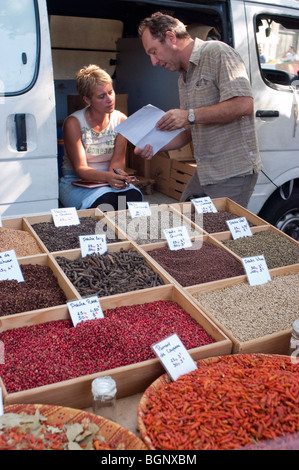 Arles, Frankreich - Frau, Sekretärin, Außendienst, Öffentlicher Markt, Provincial Gewürze zum Verkauf, Lebensmittelpreise, Marktstand farbenfroher lokaler Straßenhändler, arles Market provence Stockfoto