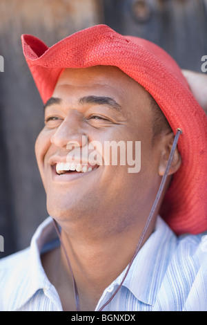 Nahaufnahme eines Mitte erwachsenen Mannes einen Cowboy-Hut und lächelnd Stockfoto
