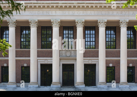 Römische Säulen zieren die Vorderseite des HARRY ELKINS WIDENER MEMORIAL LIBRARY an HARVARD UNIVERSITY - CAMBRIDGE, MASSACHUSETTS Stockfoto