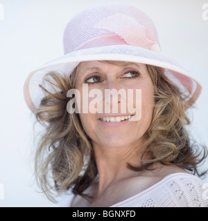Nahaufnahme einer reifen Frau wegsehen und lächelnd Stockfoto