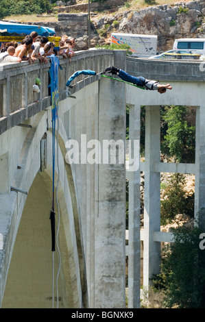 Bungee-Jumping von der Brücke Pont de l'Artuby in die Gorges du Verdon / Verdon-Schlucht, Provence Alpes-de-Haute-Provence, Frankreich Stockfoto