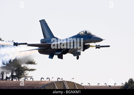 Belgische Luftwaffe f-16 niedrig fliegende RAF Leuchars Airshow 2009, Fife, Schottland Stockfoto