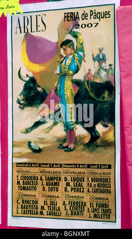 Arles, Frankreich - Feria Bullfighting Festival. Corrida Poster zum Verkauf in der Nähe der Stierkampfarena, Arena, Vintage Poster, Französische Werbung, frankreich Reiseposter Stockfoto