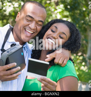Nahaufnahme von einer jungen Frau und einem Mitte erwachsenen Mannes Blick auf ein Foto Stockfoto