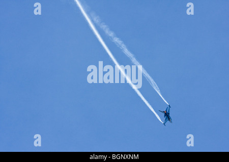 Belgische Luftwaffe f-16 in hoher Geschwindigkeit Tauchen mit Nachbrenner bei RAF Leuchars Airshow 2009, Fife, Schottland Stockfoto