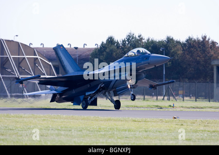 Belgische Luftwaffe f-16 Landung auf der Piste in RAF Leuchars Airshow 2009, Fife, Schottland Stockfoto