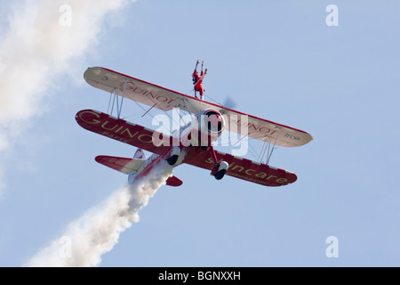 Team Guinot Bildung Wingwalking auf RAF Leuchars Airshow 2009, Fife, Schottland Stockfoto