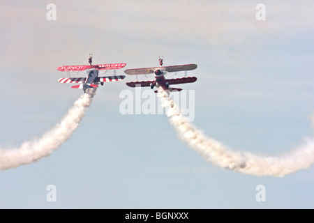 Team Guinot Bildung Wingwalking auf RAF Leuchars Airshow 2009, Fife, Schottland Stockfoto