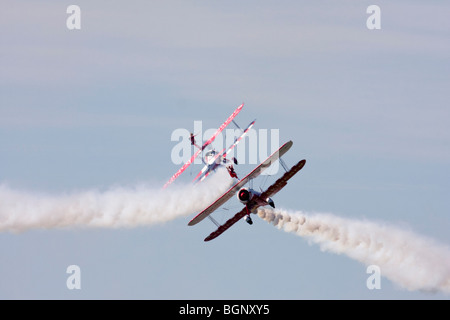 Team Guinot Bildung Wingwalking auf RAF Leuchars Airshow 2009, Fife, Schottland Stockfoto