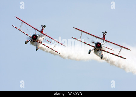 Team Guinot Bildung Wingwalking auf RAF Leuchars Airshow 2009, Fife, Schottland Stockfoto