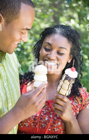 Nahaufnahme eines Mitte erwachsenen Mannes und einer jungen Frau mit Eis Stockfoto