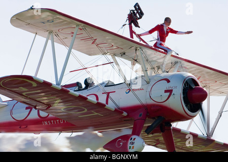 Team Guinot Bildung Wingwalking auf RAF Leuchars Airshow 2009, Fife, Schottland Stockfoto