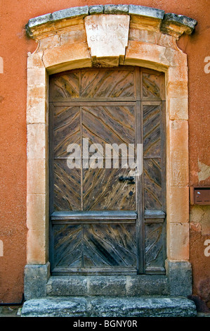 Alte Tür in Ocker gefärbt Haus, Roussillon, Provence, Vaucluse, Provence-Alpes-Côte d ' Azur, Frankreich Stockfoto