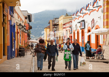 Fußgängerzone Straße Real de Guadalupe. San Cristóbal de Las Casas, Chiapas, Mexiko. Stockfoto