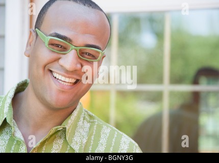 Porträt eines Mitte erwachsenen Mannes trägt Brille und lächelt Stockfoto