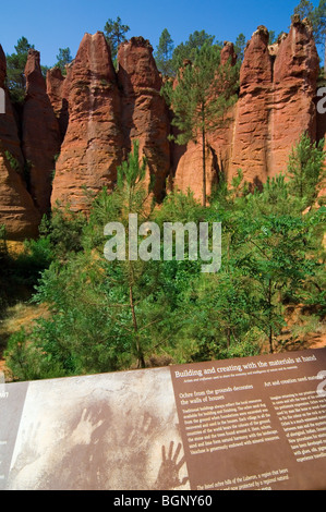 Infotafel im alten Ocker Steinbruch im Roussillon, Vaucluse, Provence-Alpes-Côte d ' Azur, Provence, Frankreich Stockfoto