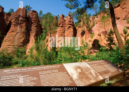 Infotafel im alten Ocker Steinbruch im Roussillon, Vaucluse, Provence-Alpes-Côte d ' Azur, Provence, Frankreich Stockfoto