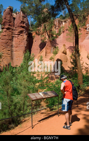 Tourist Info-Tafel im alten Ocker Steinbruch im Roussillon, lesen Vaucluse, Provence-Alpes-Côte d ' Azur, Provence, Frankreich Stockfoto