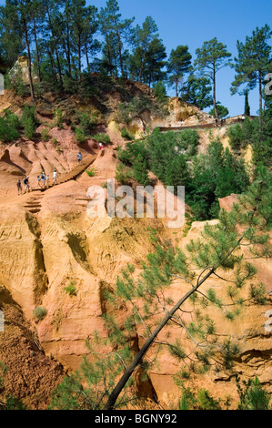 Touristen besuchen die alten Ocker Steinbruch in Roussillon, Vaucluse, Provence-Alpes-Côte d ' Azur, Provence, Frankreich Stockfoto