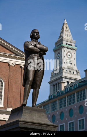 Statue von SAMUEL ADAMS vor FANEUIL HALL mit der CUSTOM HOUSE TOWER hinter - BOSTON, MASSACHUSETTS Stockfoto