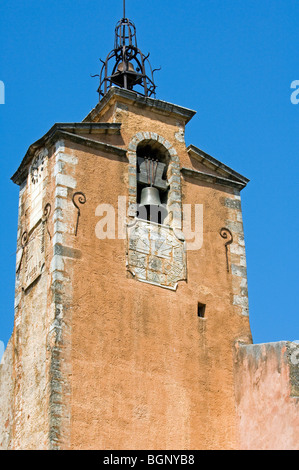 Glockenturm mit Sonnenuhr im Roussillon, Provence, Vaucluse, Provence-Alpes-Côte d ' Azur, Frankreich Stockfoto