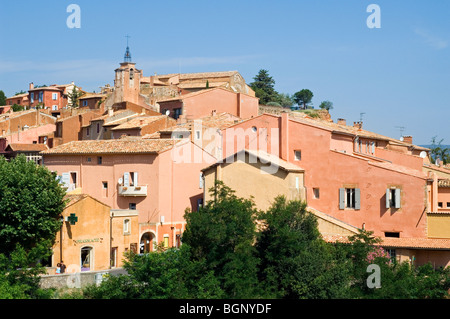 Blick auf die ockerfarbenen bunten Häusern des Dorfes Roussillon, Vaucluse, Provence-Alpes-Côte d ' Azur, Provence, Frankreich Stockfoto