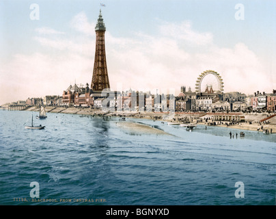 Historischen Photochrome Farbe drucken um 1894-1900 der Blackpool Tower und das Meer vom Central Pier aus gesehen. Stockfoto