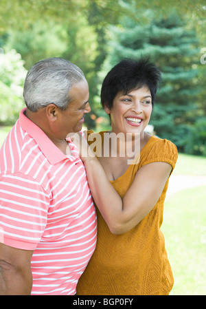 Senior Woman und eine reife Frau, die zusammen in einem Garten stehen Stockfoto