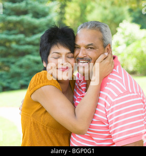 Seitenansicht einer reifen Frau umarmt einen älteren Mann Stockfoto