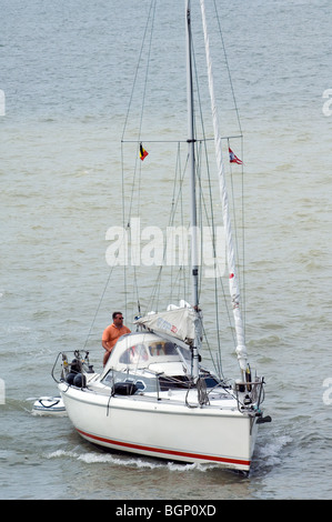 Segelboot in Hafen mit abgesenkten Segel, Belgien Stockfoto