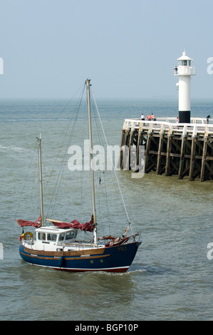 Segelboot in Hafen mit abgesenkten Segel, Blankenberge, Belgien Stockfoto