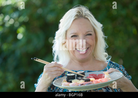 Porträt einer reifen Frau Essen japanisches Gericht Stockfoto
