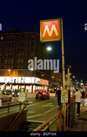 Nacht in Buenos Aires Straße, Mailand, Italien Stockfoto