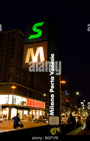 Nacht in Buenos Aires Straße, Mailand, Italien Stockfoto