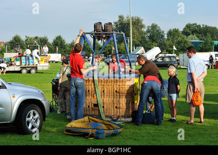 Ballonfahrer / Aeronauten ausziehen bei Hot Air Ballooning treffen Luftballon vorbereiten Stockfoto