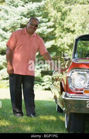 Senior woman Öffnen einer Tür eines Autos Stockfoto