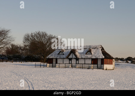 Die schneebedeckte Cricket Pavillion am Boltons Bank am Lyndhurst im New Forest National Park in Hampshire, England. Stockfoto