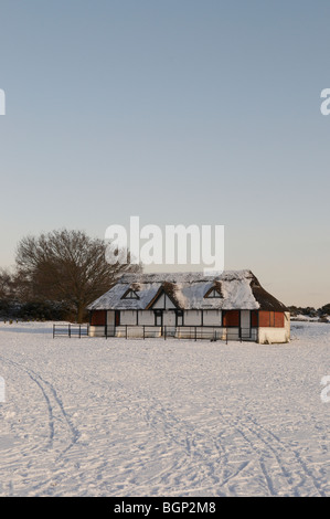 Die schneebedeckte Cricket Pavillion am Boltons Bank am Lyndhurst im New Forest National Park in Hampshire, England. Stockfoto