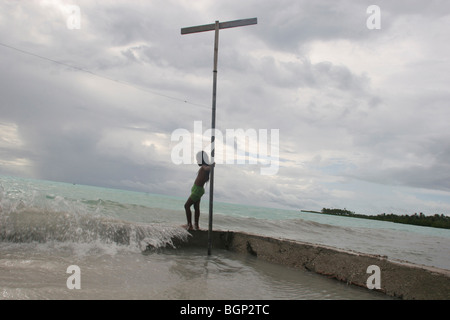 Ein junges Mädchen Leben direkt am Meer in Buota Dorf auf der pazifischen Insel Kiribati Stockfoto