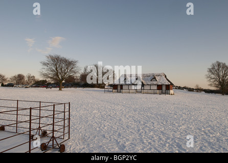 Die schneebedeckte Cricket Pavillion am Boltons Bank am Lyndhurst im New Forest National Park in Hampshire, England. Stockfoto